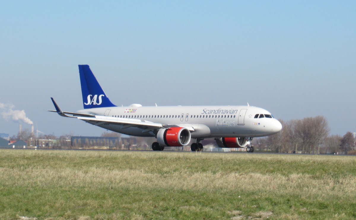 SAS-flygplan vid gate på skandinavisk flygplats