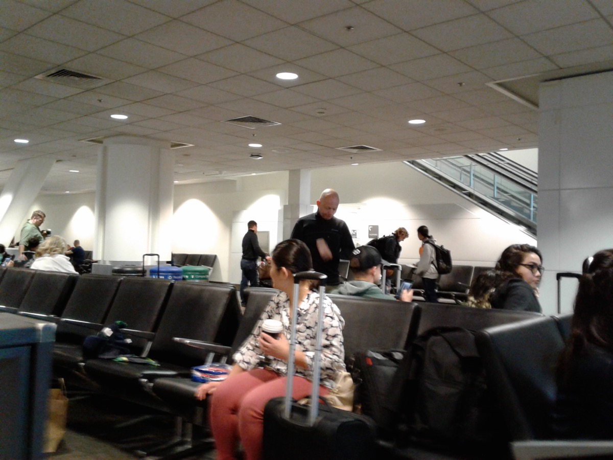 Boardingkort och smartphone på flygplats