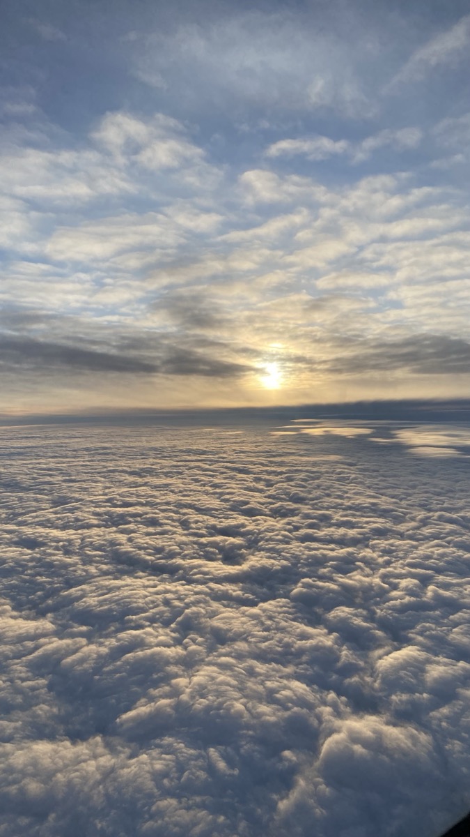 Klocka på flygplats visar försenad avgång