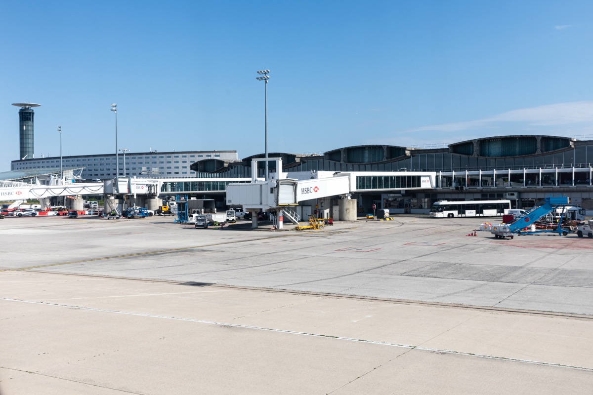 Passagerare vid informationskärmar på flygplats