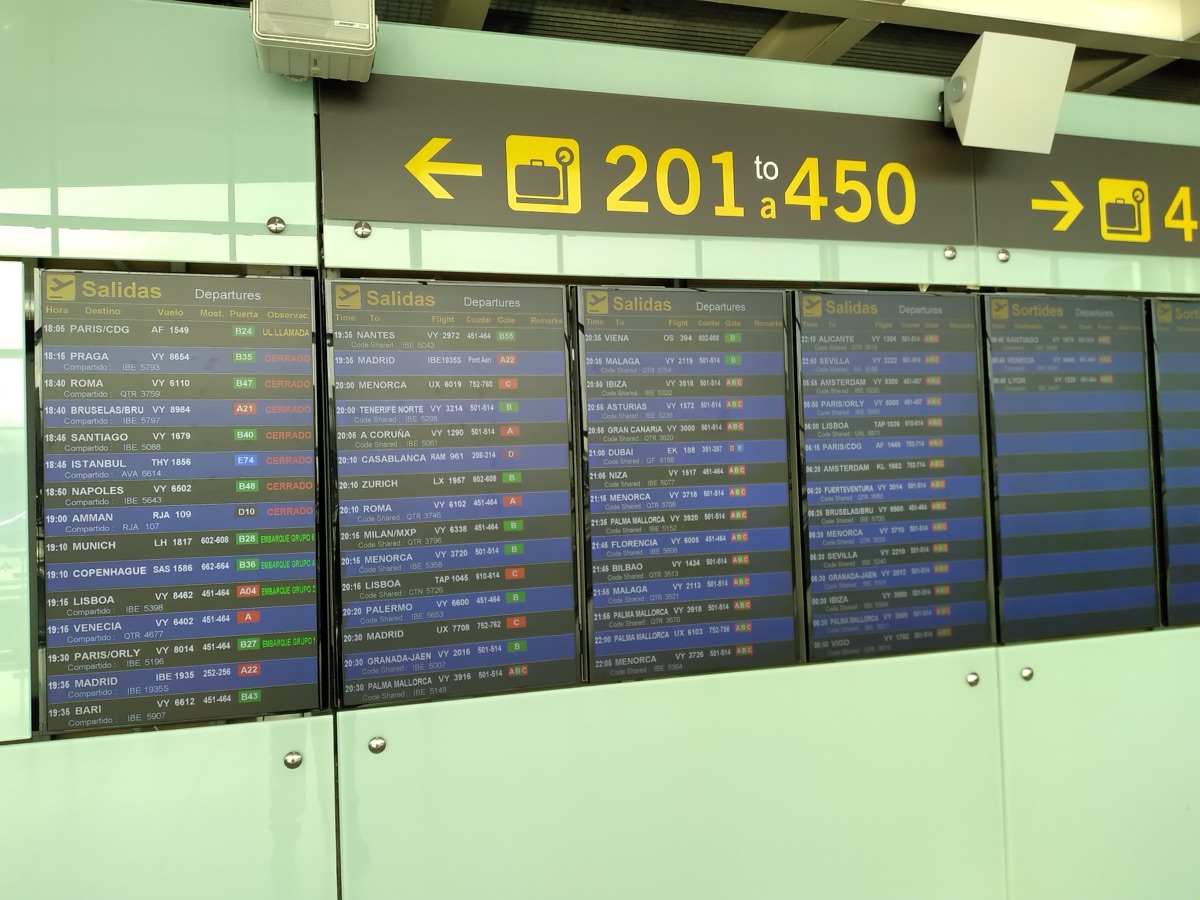 Avgångstavla på flygplats